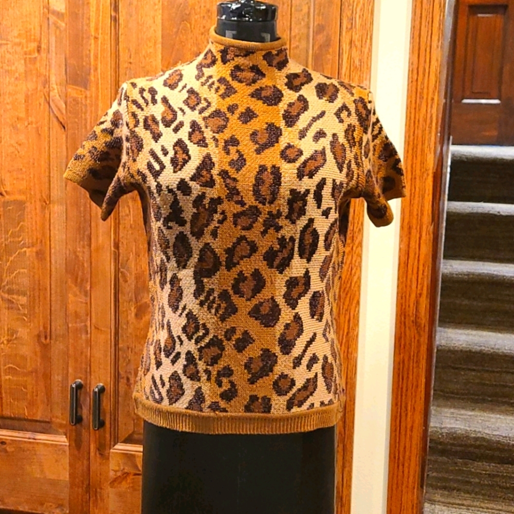 Funky leopard short-sleeved sweater